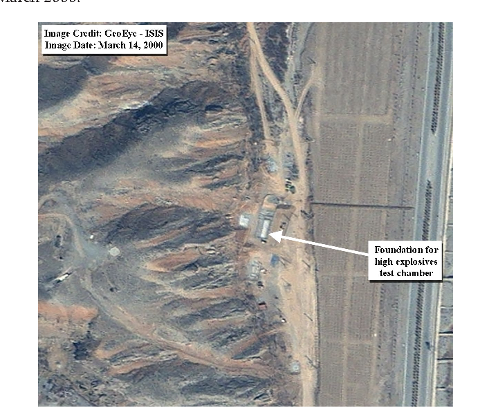 شکل ۱.۳. تصویر ماهواره‌ای GeoEye-ISIS که آغاز ساخت محفظه انفجار شدید پارچین و ساختمان مرتبط را نشان می‌دهد.