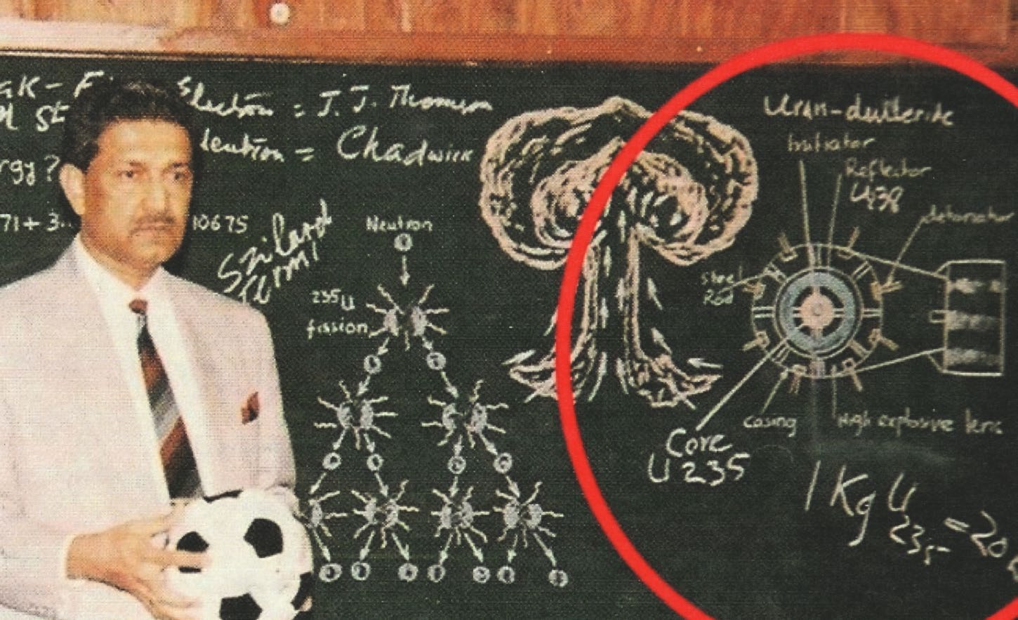 شکل ۳.۶. تصویری از جلد کتاب «دکتر ای. کی. خان درباره علم و آموزش» نوشته A.Q. Khan. درون دایره قرمز، تصویری از آغازگر نوترونی دوترید اورانیوم دیده می‌شود که در مرکز آنچه به‌نظر می‌رسد شماتیکی از یک سلاح هسته‌ای شکافتیِ شناور باشد قرار دارد.