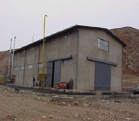 شکل ۴.۷. یک آشکارساز بزرگ نوترون بورون‌تری‌فلوراید (BF3) در بیرون محفظه اصلی انفجار، با نمای رو به شمال. برچسب‌های اصلی عکس آرشیوی «Big Plastic-1» و «Big Bf3-1» بودند. اصطلاح «Big Plastic» ظاهراً در زبان تخصصی دانشمندان نوترون به پلاستیکی اشاره دارد که آن‌قدر ضخیم است تا همه نوترون‌های برخوردکننده را جذب کند؛ یعنی به گفته دکتر کنوالوف، ۱۰۰ درصد کارآمد است (نگاه کنید به پاورقی ۱۶).