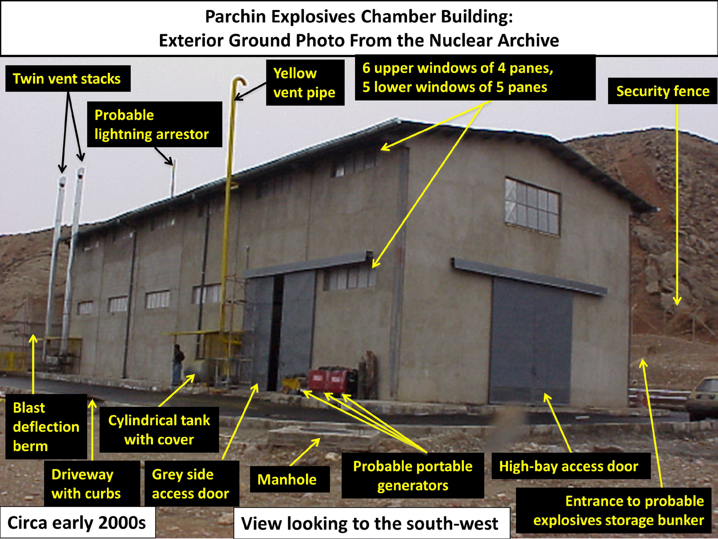 شکل ۴.۸. آشکارساز مایعِ شِعبه‌سنج NE-213، دو شمارنده فعال‌سازی و یک آشکارساز ردپای پلی‌اتیلن CR-39، که ظاهراً در کنار محفظه انفجار شدید نصب شده‌اند. برچسب‌های اصلِ عکس در آرشیو، از بالا به پایین، «Activation counter 1»، «Activation counter 2»، «CR-39 + Polyethylene» و «NE-213» بودند.
