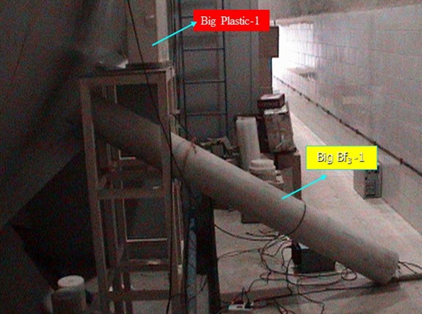 شکل ۴.۱۰. تصاویر آرشیوی از محفظه کوچک‌تر آزمون انفجار شدید، تالهغان ۲، در حال ساخت و نصب. نشانه‌گذاری‌ها از مؤسسه.