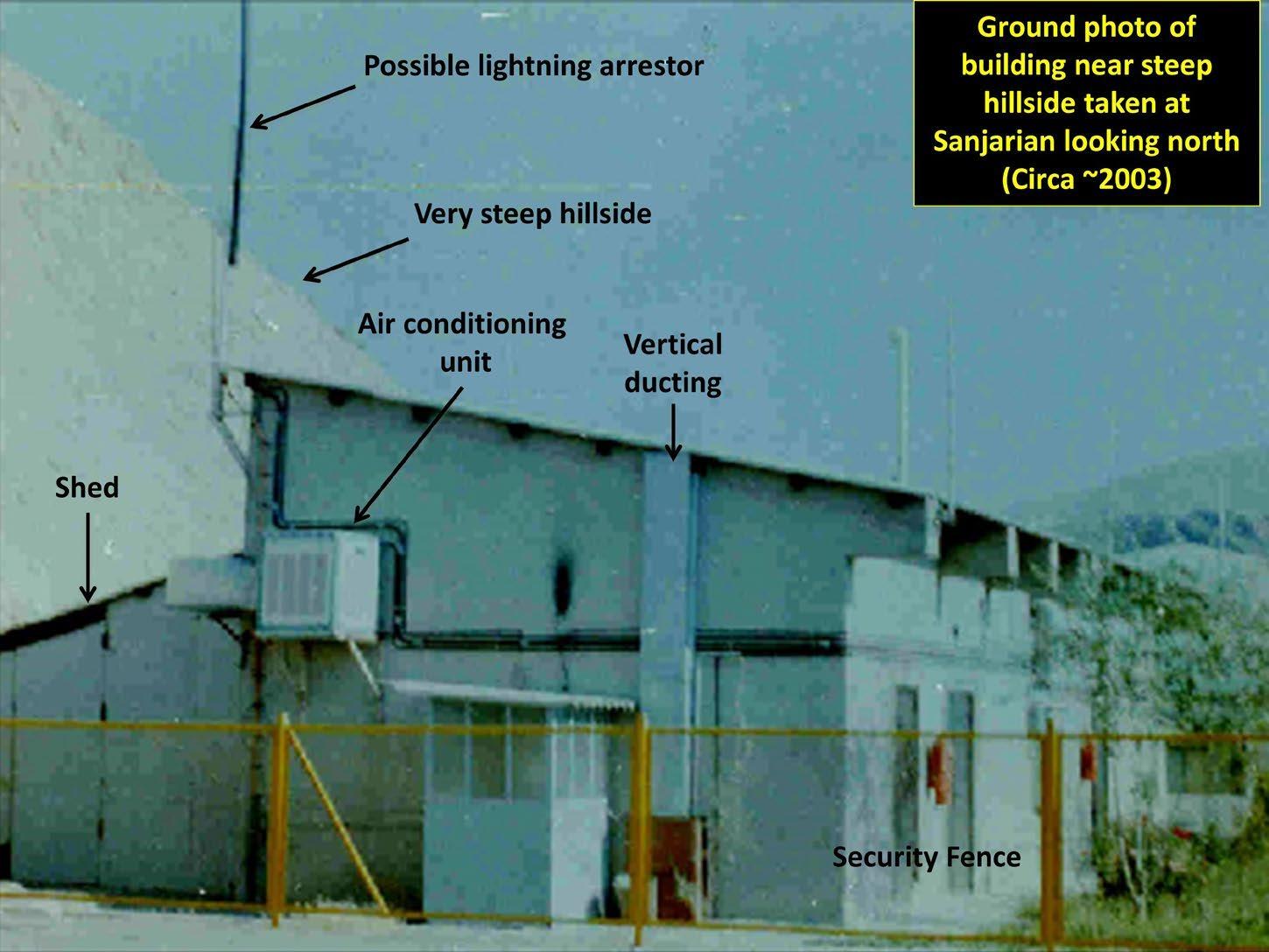 شکل ۴.۱۶. عکس آرشیوی از محفظه انفجاری نورآباد پایین با هشت EBW یا آغازگرِ انفجاری که درون آن دیده می‌شود، در حالی‌که در باز است.