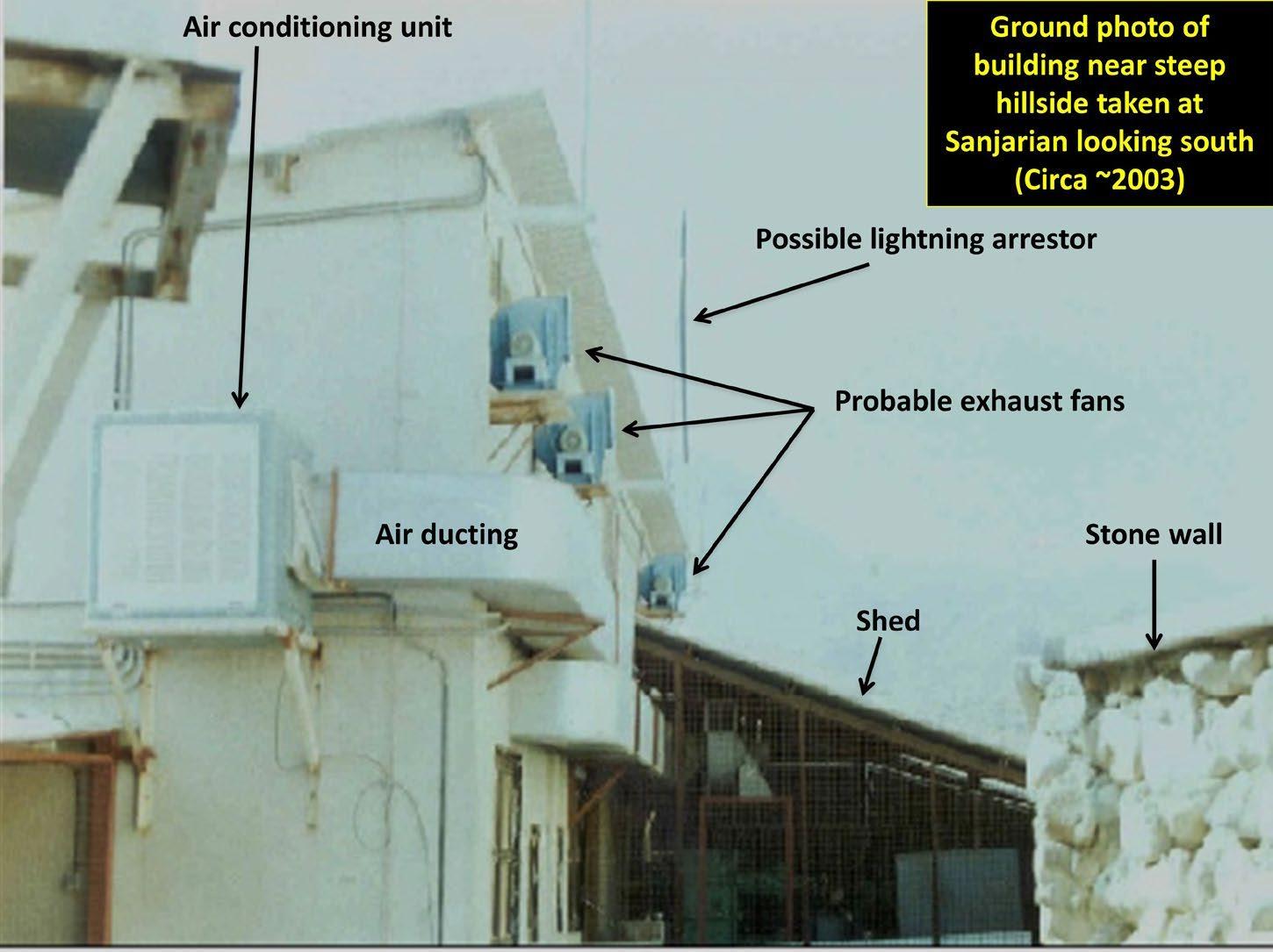 شکل ۴.۱۷. عکس آرشیوی از محفظه انفجاری نورآباد پایین با هشت EBW یا آغازگر انفجاری که از طریق روزنه‌ای در درِ بسته دیده می‌شود.
