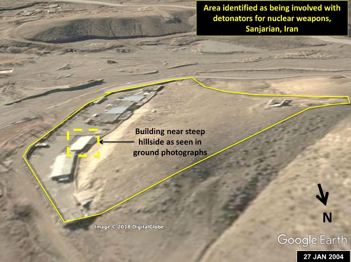 شکل ۴.۱۸. تصویری از محفظه نورآباد بالا، یک مخزن استوانه‌ای، با یک دوربین streak در برابر آن و یک درِ سنگین در پس‌زمینه.