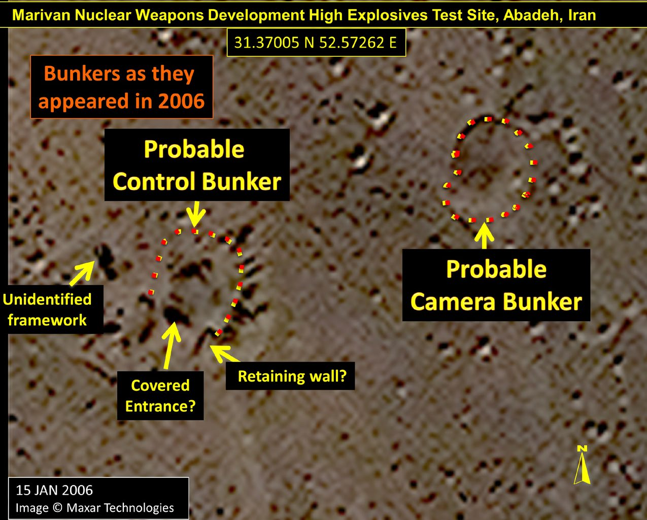 شکل ۴.۲۷. شماتیک برگرفته از گزارش دانیلنکو و همکاران درباره یک سامانه تشخیصیِ فیبر نوریِ پرسرعت. «Electrodetonator» نامی دیگر برای مولد موج ضربه است. خطوطِ تصویر، از سامانه رستر آمده‌اند. همان‌طور که دیده می‌شود، دوربین در فاصله امن ۴۰ متری از انفجار قرار دارد. بازچاپ از: «Multichannel optical fiber system to measure time intervals in investigations of explosive phenomena»، نگاه کنید به پاورقی ۳۲.