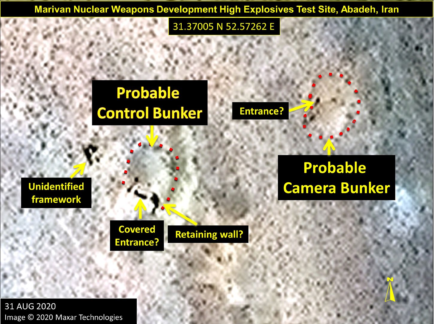 شکل ۴.۲۸. اسلایدی از ارائه آرشیوی «نتایج آزمون ماریوان». زیرنویس می‌گوید: «شکل ۱۸، قرار گرفتن آشکارساز روی پایه و جای‌گذاری آن پشت حفاظ». این اسلاید بخشی از مجموعه اسلایدهای آرشیو هسته‌ای ایران است که مؤسسه آن را ترجمه کرده است. جعبه سفیدِ پیش‌زمینه حاوی آشکارسازهای نوترون بود. نشانه‌گذاری‌ها از مؤسسه.