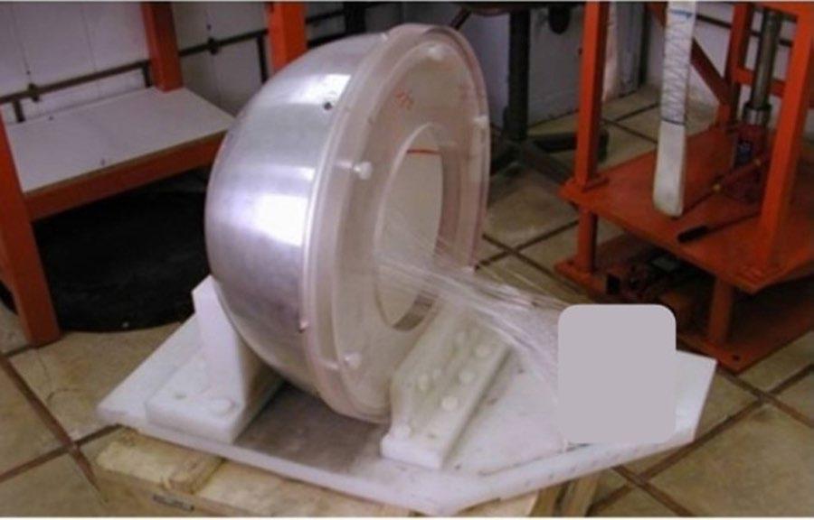 شکل ۴.۲۹. نمای نزدیک از عکسِ اسلاید ۱۷ در مجموعه «نتایج آزمون ماریوان». زیرنویس اسلاید، که در تصویر دیده نمی‌شود، می‌گوید: «موقعیت انفجار و جای‌گیری حفاظ فلزی (پنل محافظ) در جلوی آن.» نشانه فارسیِ سفید در عکس، «نقطه انفجار» را با ستاره مشخص می‌کند. ترجمه انگلیسی و نشانه‌گذاری‌ها از مؤسسه.