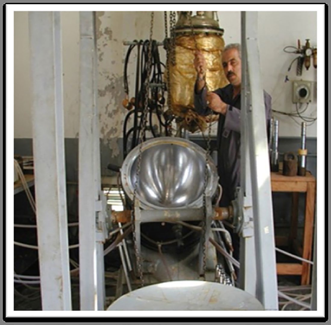 شکل ۵.۲. تصویری از آرشیو هسته‌ای که یک قالب ریخته‌گری مواد منفجره شدید را در مکانی نامشخص در ایران نشان می‌دهد. تجهیزات پس‌زمینه قابل شناسایی نبودند.