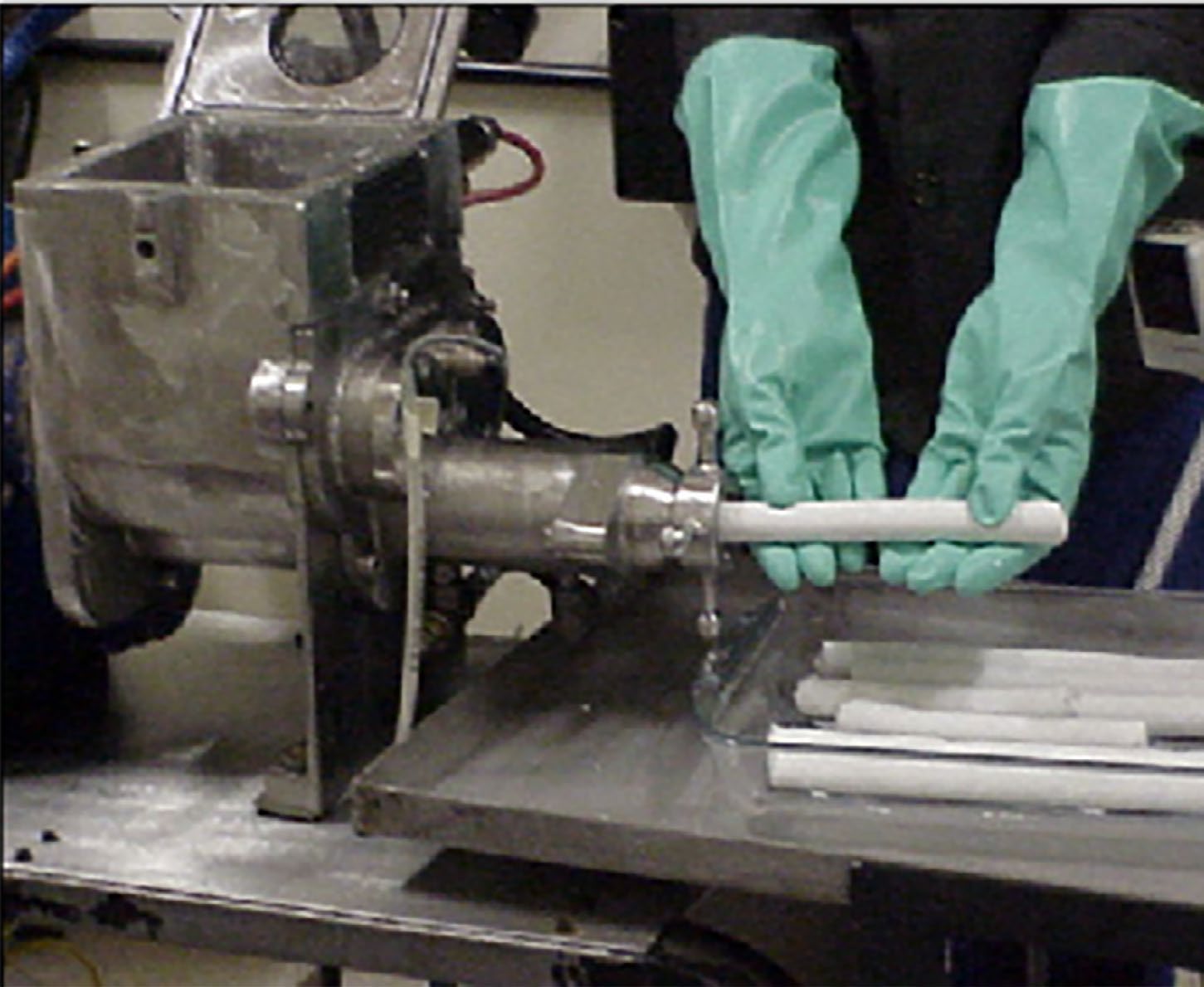 شکل ۵.۳. تصویر اکسترودر از آرشیو که نشان می‌دهد PETN در سانجاریان تولید می‌شود و در این نمونه، پس از اکستروژن بیرون می‌آید.