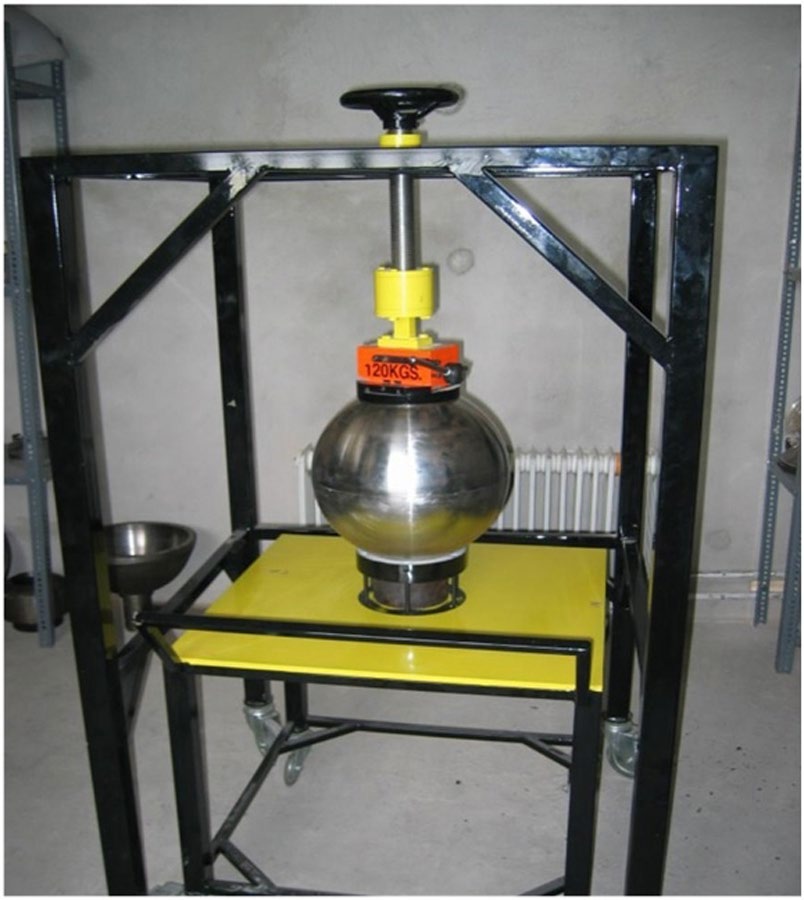 شکل ۵.۵. دو فریم ثابت از ویدئوی شبیه‌سازیِ تجهیزات مونتاژ. منبع در حدود دقیقه ۶:۴۵ از ویدئوی ۱۹:۴۸ دقیقه‌ای در این نشانی دیده می‌شود: https://www.youtube.com/watch?v=pkihrV4cZLE . تصویر سمت راست از دقیقه ۶:۴۸ همین ویدئو است.