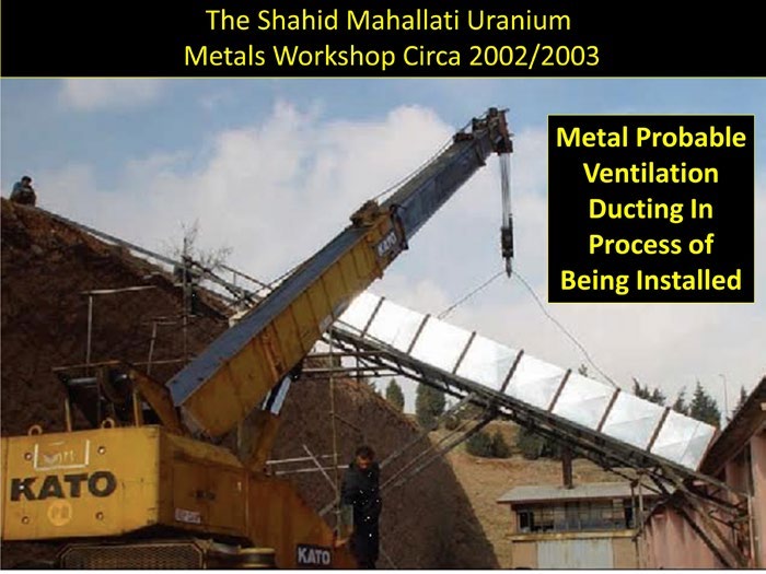 شکل ۵.۹. تصویری از Maxar Technologies در ۲ مارس ۲۰۰۳، پس از بازکاربری و نوسازی سایت در چارچوب طرح آماد. هرچند برخی ویژگی‌های سایت باقی مانده بود، مانند دو دودکش روی یک ساختمان پشتیبانِ موجود، چند نشانه مهم جدید اضافه شد، از جمله دو گودال، یک حصار امنیتی تازه و یک کانال فلزیِ تهویه. افزون بر این، تصاویر نشان می‌دهد که پوشش سقفِ کارگاه متالورژی به‌طور چشمگیری گسترش یافته و ساختمان هم در پهنا و هم در طول بزرگ‌تر شده است.