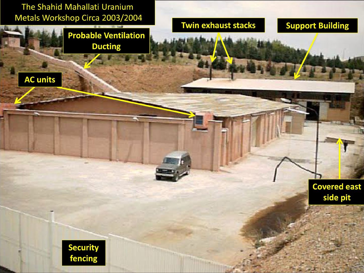 شکل ۵.۱۰. تصاویر ایرانی که ساخت کارگاه فلزات اورانیومی را نشان می‌دهند. دو عکس بالا ساخت دو گودال در مجاورت کارگاه اورانیوم را نشان می‌دهند و عکس‌های پایین ساخت داخلی و نصب کانال‌های فلزی را. تصاویر از آرشیو هسته‌ای و با توضیح‌گذاری مؤسسه.
