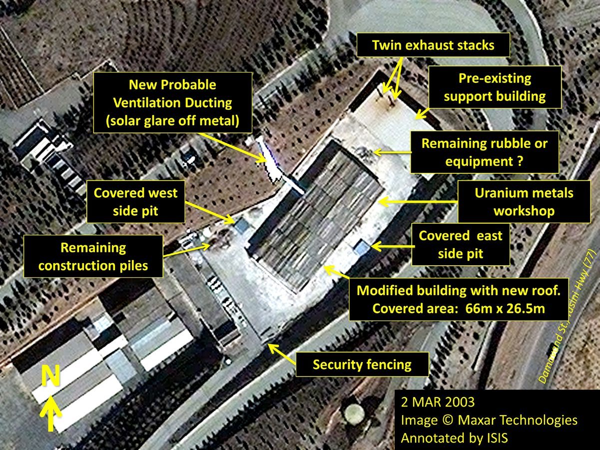 شکل ۵.۱۱. کارگاه فلزات اورانیومی در وضعیت تقریباً تکمیل‌شده. در تصاویر بالایی می‌توان کانال فلزی، دو واحد تهویه مطبوع و یکی از دو گودالِ بدون پوشش را دید. در تصویر پایینی، یک گودالِ پوشیده و حصار امنیتی دیده می‌شود. همه تصاویر از آرشیو هسته‌ای و با توضیح‌گذاری مؤسسه.