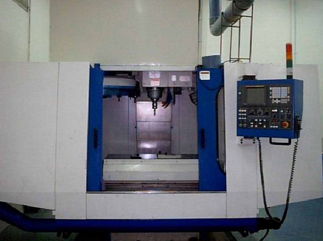 شکل ۵.۱۲. در بالا، تصویری از Maxar Technologies در مارس ۲۰۰۳ (همان‌طور که در شکل ۵.۹ نیز دیده می‌شود) نشان می‌دهد که سایت تا این زمان عمدتاً تکمیل شده بود؛ حصار و کانال تهویه در جای خود بودند، گودال‌ها پوشانده شده بودند و فقط چند توده نخاله یا تجهیزات بیرون مانده بود. در پایین، تصویری از Google Earth در ۲۷ ژانویه ۲۰۰۴ از کارگاه فلزات اورانیومی دیده می‌شود که با تصاویر زمینیِ آرشیو هسته‌ای، همان‌گونه که در نمای درونی نشان داده شده، کاملاً تطبیق دارد. محل بازشدگی حصار با محل درِ قابل مشاهده در عکس‌های زمینی منطبق است.