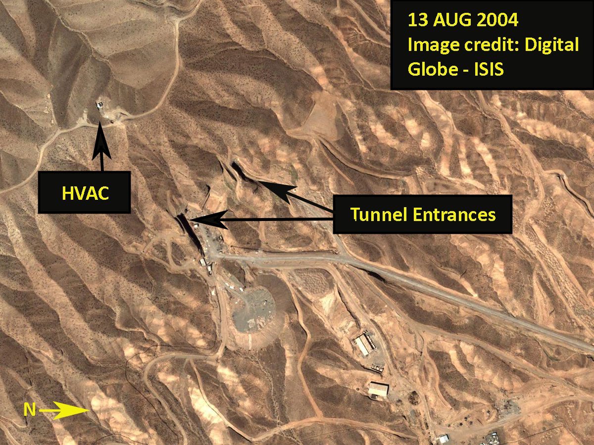 شکل ۶٫۲. تصویر بالا یک تصویر ماهواره‌ای تجاری است که محل پروژه شهید بروجردی را درون مجموعه نظامی-تسلیحاتی پارچین و نیز محل سایت اتاقک‌های آزمایش مواد منفجره شدید (نگاه کنید به فصل ۴) نشان می‌دهد (همچنین بنگرید به: http://isis-online.org/isis-reports/detail/new-information-about-the-parchin-site/8 ). تصویر پایین، از یک مطالعه مؤسسه در سال ۲۰۰۴، سایت را مشخص می‌کند، اما در آن زمان نمی‌شد کارکرد آن را تشخیص داد. آن را یک تأسیسات هسته‌ای تصور نمی‌کردند. مقام‌های ارشد اطلاعاتی اسرائیل گفته‌اند که پیش از تصرف آرشیو، هیچ اطلاعاتی نداشتند که این سایت تونلی در پارچین به تلاش آماد مرتبط باشد.