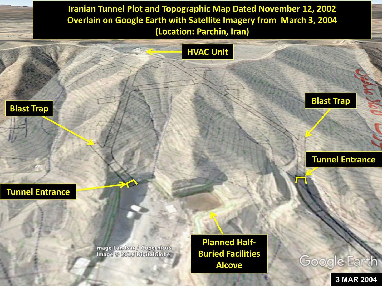 شکل ۶٫۷. هم‌پوشانی طرح کاملاً مدفونِ شکل ۶٫۶ بر روی یک تصویر گوگل ارث از سال ۲۰۰۴ از محل. دو دهانه تونل و یک واحد HVAC دقیقاً هم‌راستا شده‌اند (همچنین نگاه کنید به شکل ۶٫۲). تأسیسات نیمه‌مدفونِ برنامه‌ریزی‌شده هرگز ساخته نشدند.