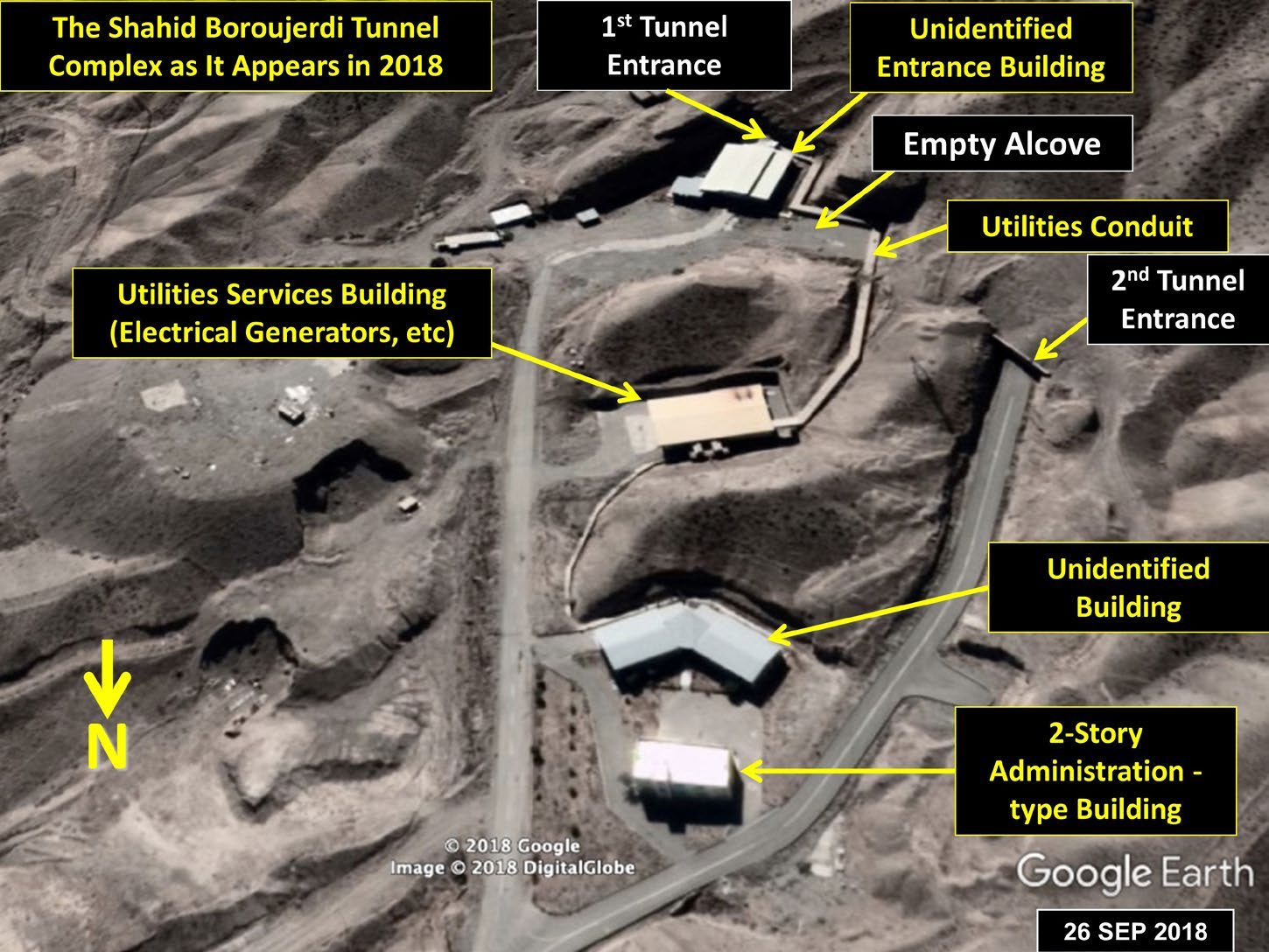 شکل ۶٫۱۴. تصویر گوگل ارث از ۲۶ سپتامبر ۲۰۱۸ نشان می‌دهد که اتاق‌های نیمه‌مدفون در فرورفتگی‌های بازِ اولیه ساخته نشده‌اند. به نظر می‌رسد مجتمع تونلی زیرزمینی بعداً کاربری تازه یافته باشد و در دهانه اصلی تونل، ساختمانی با فضای باز ساخته شده باشد. فرورفتگی تازه‌تری نیز (دورتر از دهانه) برای ساختمانی حفاری شده بود که ظاهراً برای تأمین خدمات مختلفِ زیرساختیِ مجتمع زیرزمینی بازطراحی‌شده به کار می‌رفته است. در زمان ثبت این تصویر، به نظر می‌رسید سایتِ بازکاربری‌شده برای کاربردی هنوز نامشخص، عملیاتی باشد.