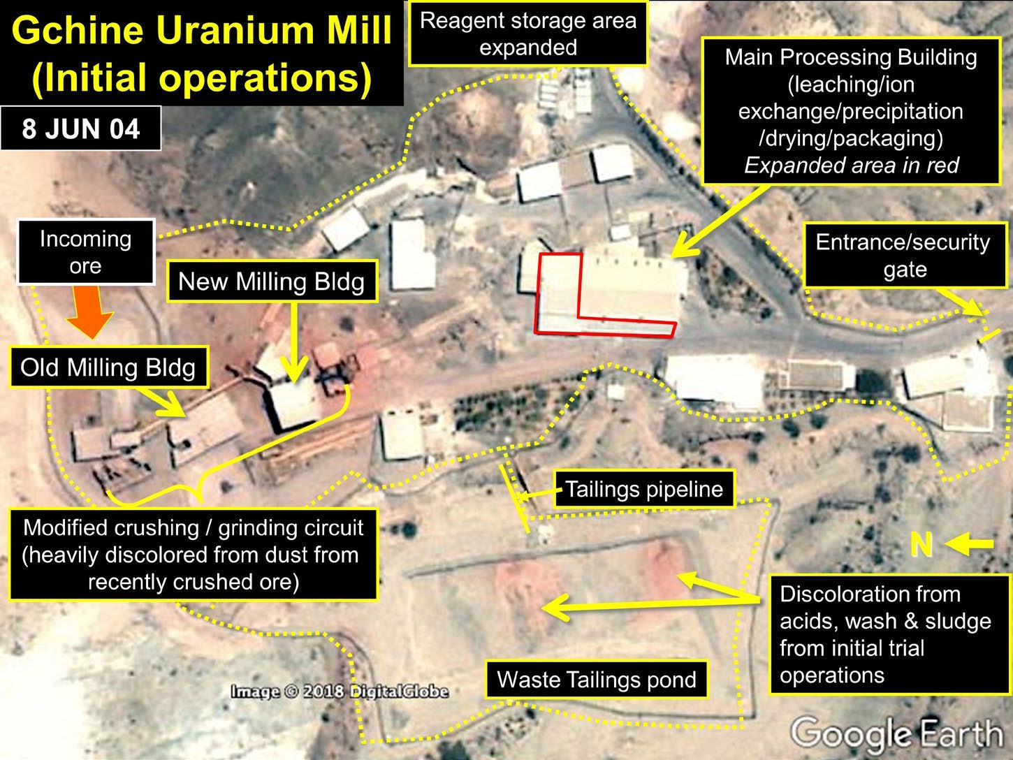 شکل ۸.۵. تصویر ماهواره‌ای Google Earth از آسیاب گچین در ۴ ژوئن ۲۰۰۴ که نشانه‌های عملیات آزمایشی اولیه یا «تست داغ» را نشان می‌دهد.