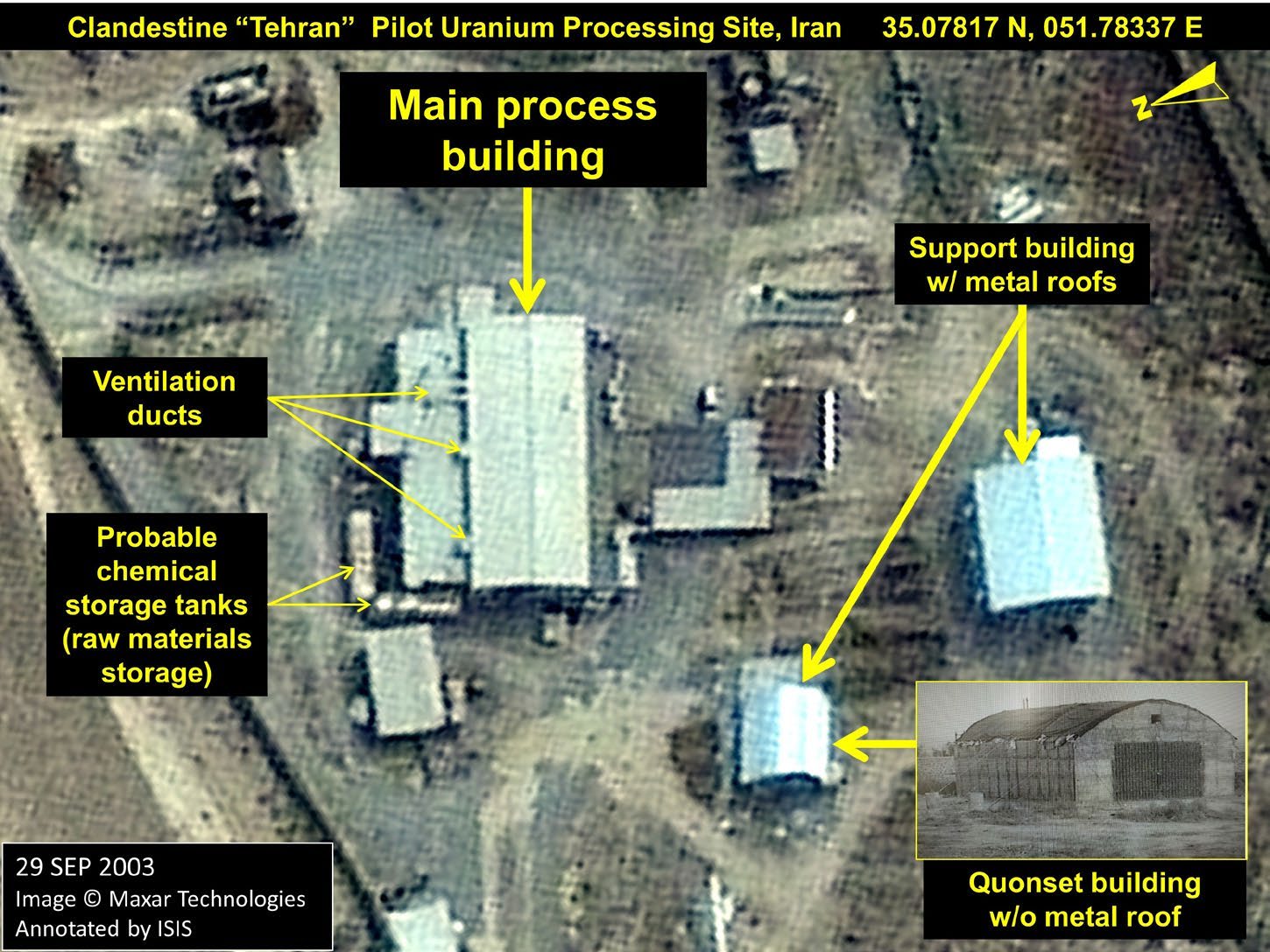 شکل ۸.۷. نمای نزدیکِ ساختمان اصلی فرایند و ساختمان‌های پشتیبان همان‌طور که در ۲۰۰۳ دیده می‌شدند. عکس درون‌نما از آرشیو هسته‌ای است.
