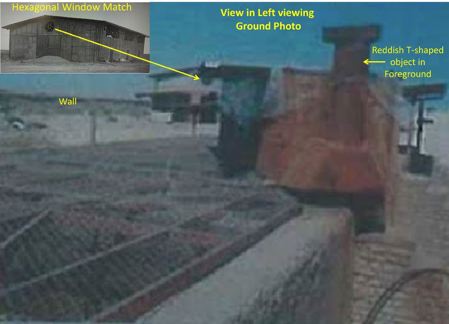 شکل ۸.۸. تصویری زمینی از آرشیو هسته‌ای که ساختمان پشتیبان در پس‌زمینه و جسم T‌شکل قهوه‌ای مایل‌به‌قرمز در پیش‌زمینه را نشان می‌دهد؛ جسمی که بخشی از سامانه تصفیه پسماند در سایت پایلوت تبدیل اورانیوم است. دهانه پنجره شش‌ضلعی در ساختمان پشتیبان را می‌توان در عکس درون‌نما دید؛ این عکس آرشیوی، همان ساختمان را در زمان ساخت اولیه‌اش نشان می‌دهد.