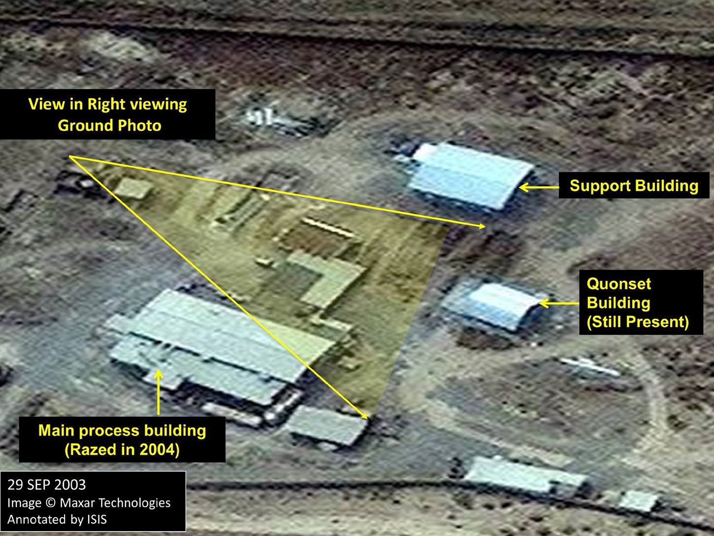 شکل ۸.۱۱. تصویر ماهواره‌ای تجاری از سایت که نمای مشاهده‌شده در تصویر زمینیِ شکل ۸.۱۰ را هم‌بسته می‌کند؛ نمایی که سقف ساختمان اصلی فرایند و یک ساختمان کانوست را در پس‌زمینه نشان می‌دهد.