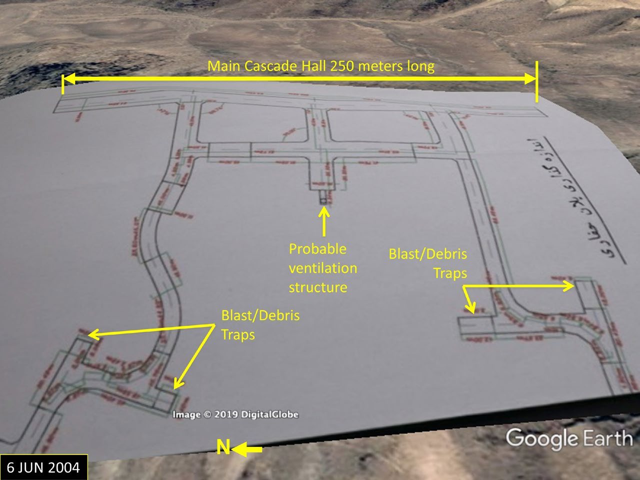 شکل ۸.۱۶. ورودی‌های تونل پوشیده‌شدهِ کارخانه غنی‌سازی در ۶ ژوئن ۲۰۰۴.