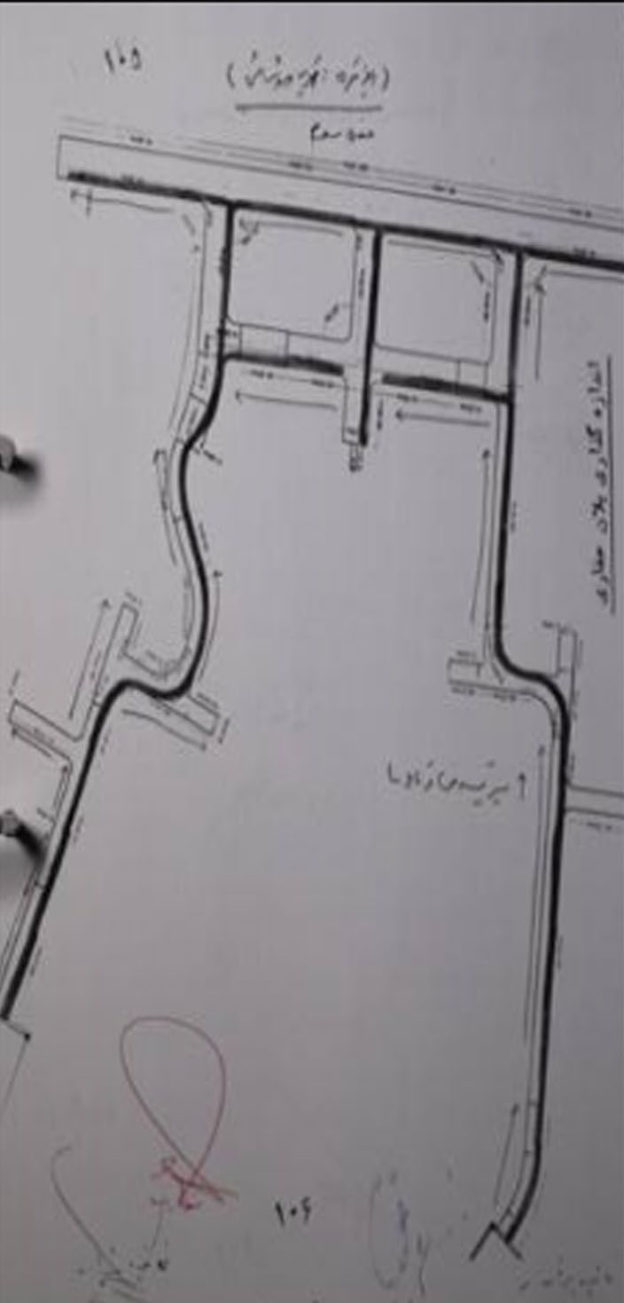 شکل ۸.۱۷. نمودار تونل پروژه الغدیر از آرشیو (بالا) و هم‌پوشانی آن بر تصویر Google Earth (پایین). متن فارسی زیرخط‌دار در سمت راست می‌گوید: «اندازه‌گیری طرح برای حفاری». به وجود تله‌های انفجار/آوار توجه کنید که برای کاهش اثر انفجار در تونل‌ها از حمله هوایی به ورودی‌های تونل طراحی شده‌اند.