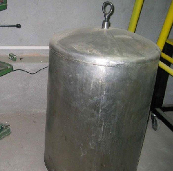 شکل ۹.۱. عکس‌هایی از آرشیو که یک محفظه برای نگهداری یک وسیله را نشان می‌دهد.