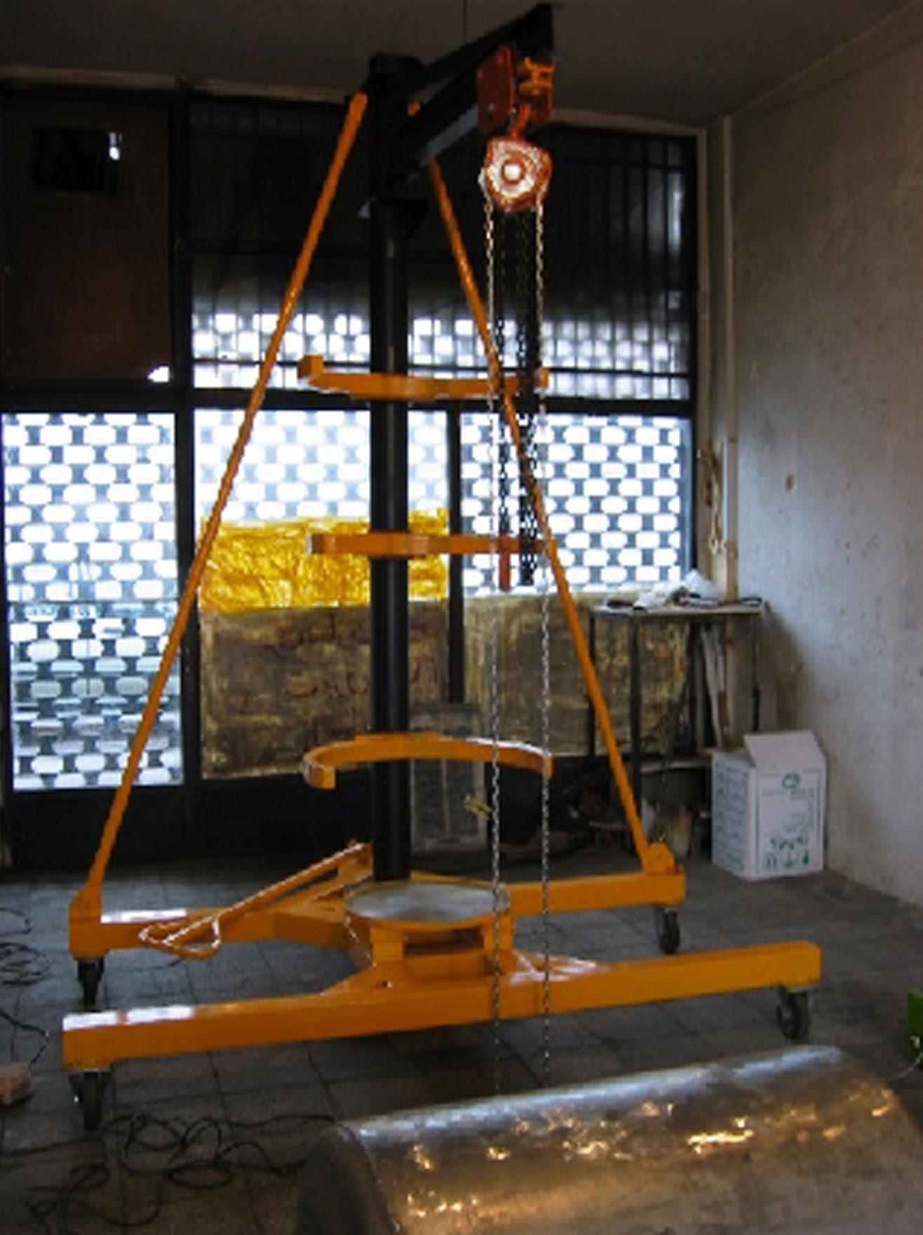 شکل ۹.۳. عکس از آرشیو که محفظه و وسیله حملِ مونتاژشده را نشان می‌دهد.