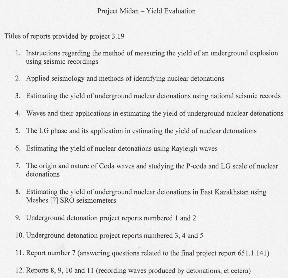 شکل ۹.۷. اسلایدهای آرشیویِ حاشیه‌نویسی‌شده به فارسی، بازنشرشده از گزارش BARC سال ۱۹۹۹ (رجوع کنید به پاورقی ۱۲)، برای برآورد بازده انفجاریِ یک آزمایش زیرزمینیِ یک وسیله گرماهسته‌ای در هند. در شکل بالا-چپ، جدول شامل آن چیزی است که گزارش آن را محصولات شکافتِ مورد استفاده در برآورد بازده هند می‌داند. در بالا-راست، متن فارسی می‌گوید: «نمونه جمع‌آوری‌شده از محل [محصولات شکافت].» در گزارش اصلی، زیرنویس «عکس یک نمونه سنگ معمولی» است و متن گزارش بیان می‌کند که این یک نمونه مغزه از نزدیکی نقطه انفجار است. در شکل پایین-چپ، متن فارسی می‌گوید: «نمودار پرتو گامای نمونه انتخابی یا معمولیِ آزمایش گرماهسته‌ای»، که قله‌های پرتو گامایِ محصولات شکافت و فعال‌سازی را در نمونه نشان می‌دهد. در نمودار پایین-راست، زیرنویس اصلی «پروفایل عمقیِ محصولات شکافت» است که به رادیواکتیویته محصولات شکافتِ با بازده بالا و دیرگداز، یعنی زیرکونیوم ۹۵ و سزیم ۱۴۴، اشاره دارد (که پیش‌سازهای گازیِ فرّاری ندارند و ترکیبات فرّار تشکیل نمی‌دهند)؛ این‌ها در نمونه‌هایی گرفته‌شده از عمق‌های مختلفِ ناحیه مجاورِ انفجار هسته‌ای گردآوری شده‌اند. نمودار تغییر زیادی را در تعداد شکافت‌ها در جهت عمودی نشان می‌دهد، اما الگوی توزیع یکسانی برای این دو محصول شکافت دارد (نقاط داده زیرکونیوم و سزیم بر هم منطبق‌اند). این امر نشان می‌دهد که اندازه‌گیری‌ها قابل‌اعتماد بوده‌اند.