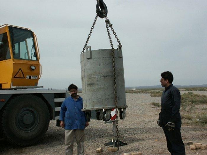 شکل ۹.۲۳. نقشه‌ای از آرشیو که چهار منطقه بالقوه در ایران برای حفر محل آزمایش هسته‌ای زیرزمینی را نشان می‌دهد و با رنگ قرمز مشخص شده‌اند. یکی از نواحیِ مشخص‌شده در پایینِ راست، دو محل آزمایش بالقوهٔ متفاوت را در خود داشت و در نتیجه در مجموع پنج محل آزمایش بالقوه شناسایی شد (نگاه کنید به شکل ۹.۲۴).