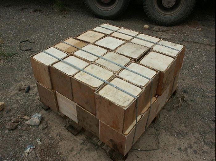 شکل ۹.۲۴. نقشه‌ای (با حاشیه‌نویسی انگلیسی افزوده‌شده توسط اسرائیل) در آرشیو که بر تصویر Google Earth از ایران قرار داده شده و چهار منطقه مورد بررسی برای آزمایش زیرزمینی را نیز نشان می‌دهد (تصویر بالا). سنجاق قرمز مکان آزمایش‌های انفجار قوی پور میدانی است. ایران این جست‌وجو را به پنج محل مشخص‌تر محدود کرد که از جنوب به شمال با شماره‌های ۱ تا ۵ روی نقشه مشخص شده‌اند، همان‌گونه که به مؤسسه رسیده بود (نمای درون تصویر بالایی). سند دیگری از آرشیو مختصات این پنج محل را فراهم می‌کند و مؤسسه از آن برای مکان‌یابی آن‌ها در Google Earth استفاده کرد (تصویر پایین). نگاه کنید به Albright and Pabian, “Iran’s Investigation of Possible Underground Nuclear Test Sites in the AMAD Program prior to 2004,” Institute for Science and International Security, May 1, 2018, http://isis-online.org/isis-reports/detail/irans-investigation-of-possible-underground-nuclear-test-sites-in-the-amad/8.