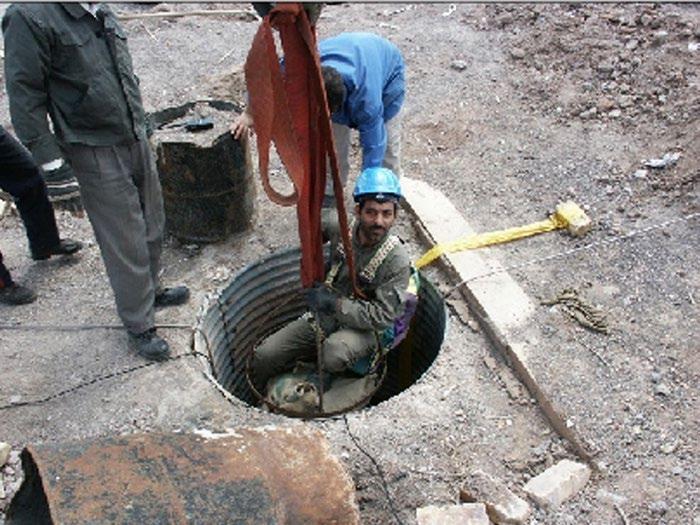 شکل ۹.۲۵. تصاویری از آرشیو از مناطقی که برای محل آزمایش هسته‌ای زیرزمینی در نظر گرفته شده بودند. زیرنویسِ تصویر بالا-چپ در آرشیو می‌گوید: «چند تصویر از منطقه اکتشاف».