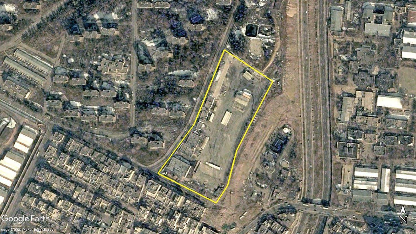 شکل ۱۳.۴. تصویر Google Earth از ۲۹ ژانویه ۲۰۰۵ که احتمالاً محل ستاد SADAT را در خیابان موجده نشان می‌دهد. دانشگاه مالک‌اشتر آن سوی بزرگراه قرار دارد. منبع مکان: The Times of London .