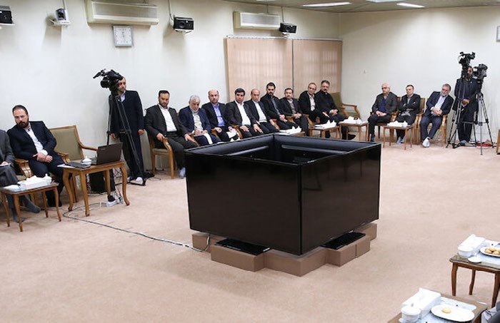 شکل ۱۴.۳. لوگوی SPND، با نام کامل آن در زیر به فارسی. گاهی فقط سرنام SPND به فارسی زیر لوگو دیده می‌شود. منبع تصویر: Iran Redline.