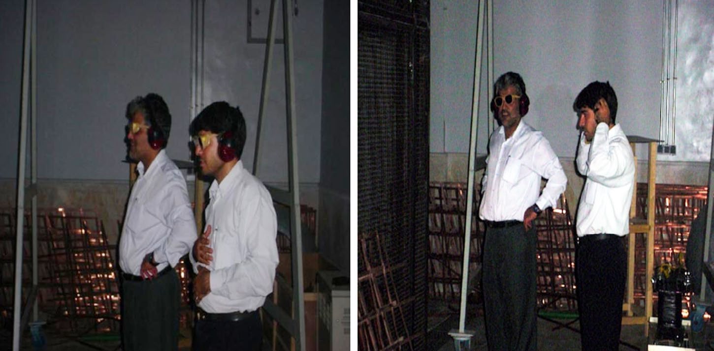 شکل ۱۴.۵. اسرائیل از یک سند فارسیِ آرشیو ایرانی در یک اسلاید استفاده کرد تا نام مقام‌هایی را فهرست کند که بعدها مسئول عناصر مختلف برنامه پراکنده شدند یا با آن مرتبط بودند؛ برنامه‌ای که تا ۲۰۱۱ با نام «سازمان نوآوری و پژوهش دفاعی» (SPND) شناخته می‌شد. تصویر درون‌نما بخشی از سند منتشرنشده را نشان می‌دهد که چند مقام حاضر یا غایب از جلسه را مشخص می‌کند.