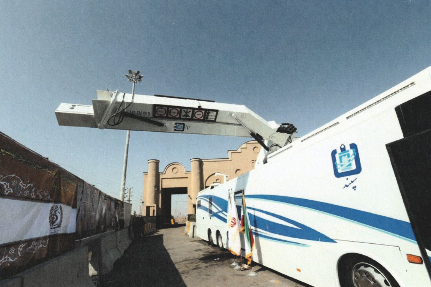 شکل ۱۴.۱۲. مراسم امضای یک پروژه غیرنظامی در ژانویه ۲۰۱۹ برای کاهش فقر، با حضور فخری‌زاده (سمت چپ) و دو وزیر پیشین دفاع (دوم و سوم از چپ، مصطفی محمدنجار و احمد وحیدی) و فرمانده بسیج سازندگی سپاه (چهارم از چپ). منابع: وب‌سایت بسیج سازندگی، Iran Redline و NCRI.