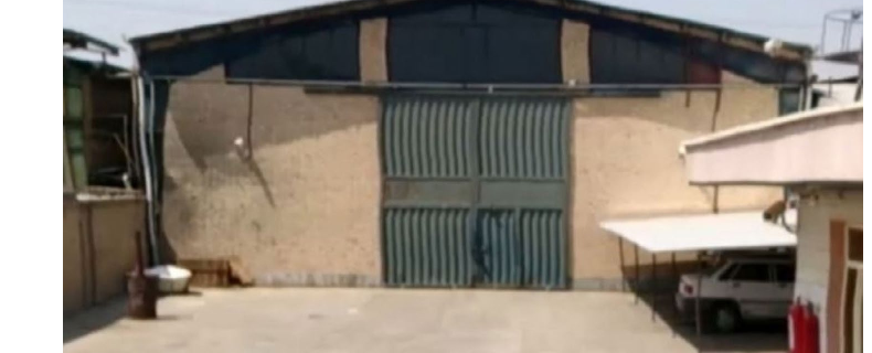 شکل P.2. عکس انبار، گرفته‌شده از فاصله دور و از فراز دروازه ورودی مجتمع بی‌نام‌ونشان شُرآباد.