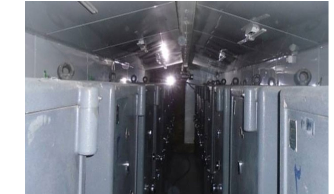 شکل P.3. عکس گاوصندوق‌های سنگین و ضدحریق حاوی آرشیو هسته‌ای که درون کانتینرهای حمل‌ونقل یافت شدند.